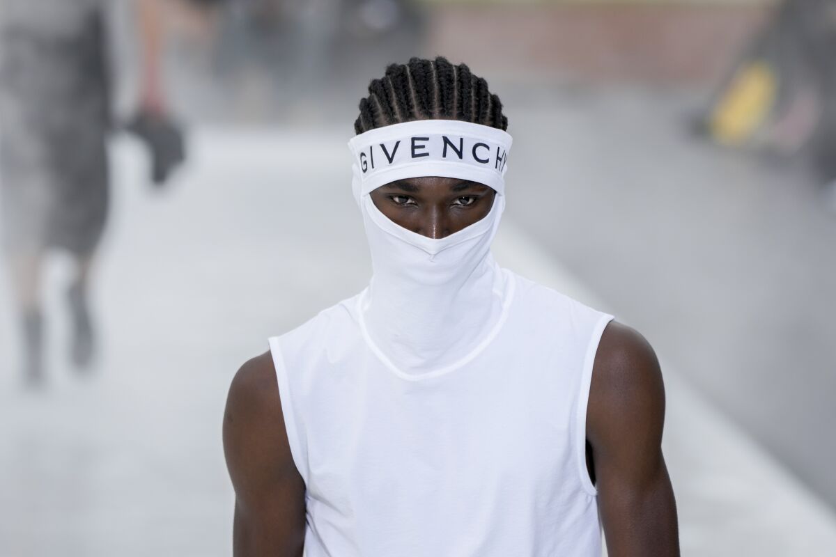 【在庫処分】トップスGivenchy models walk on water in Paris Fashion Week - The San